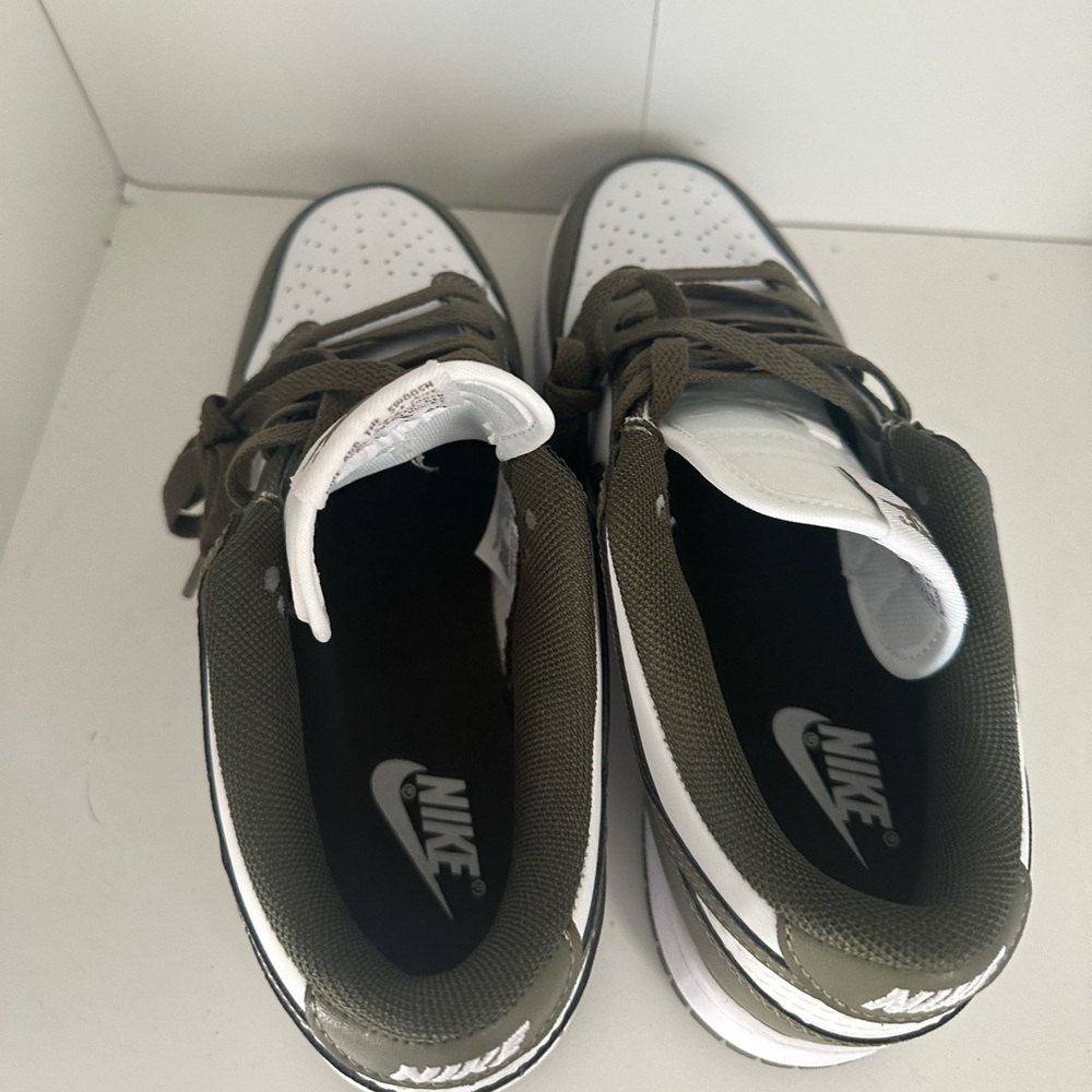 Nike dunks “medium olive” - Picture 4 of 5